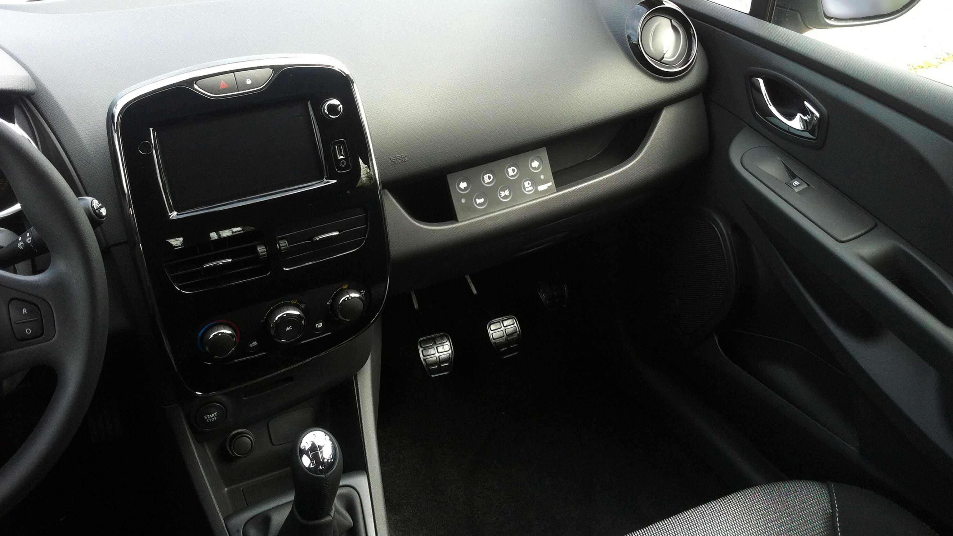 Renault-pro-auto-ecoles-interieur.jpg